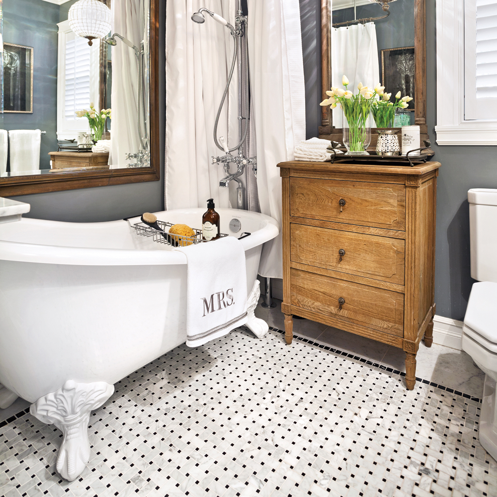 Salle De Bain Ardoise Et Travertin ~ une salle de bain au charme du pass salle de bain inspirations Salle De Bain Ardoise Et Travertin ~ une salle de bain au charme du pass salle de bain inspirations