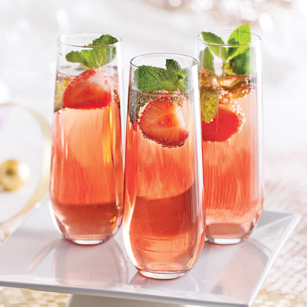 Cocktail au vin mousseux, fraises et menthe Recettes Cuisine et nutrition Pratico Pratique